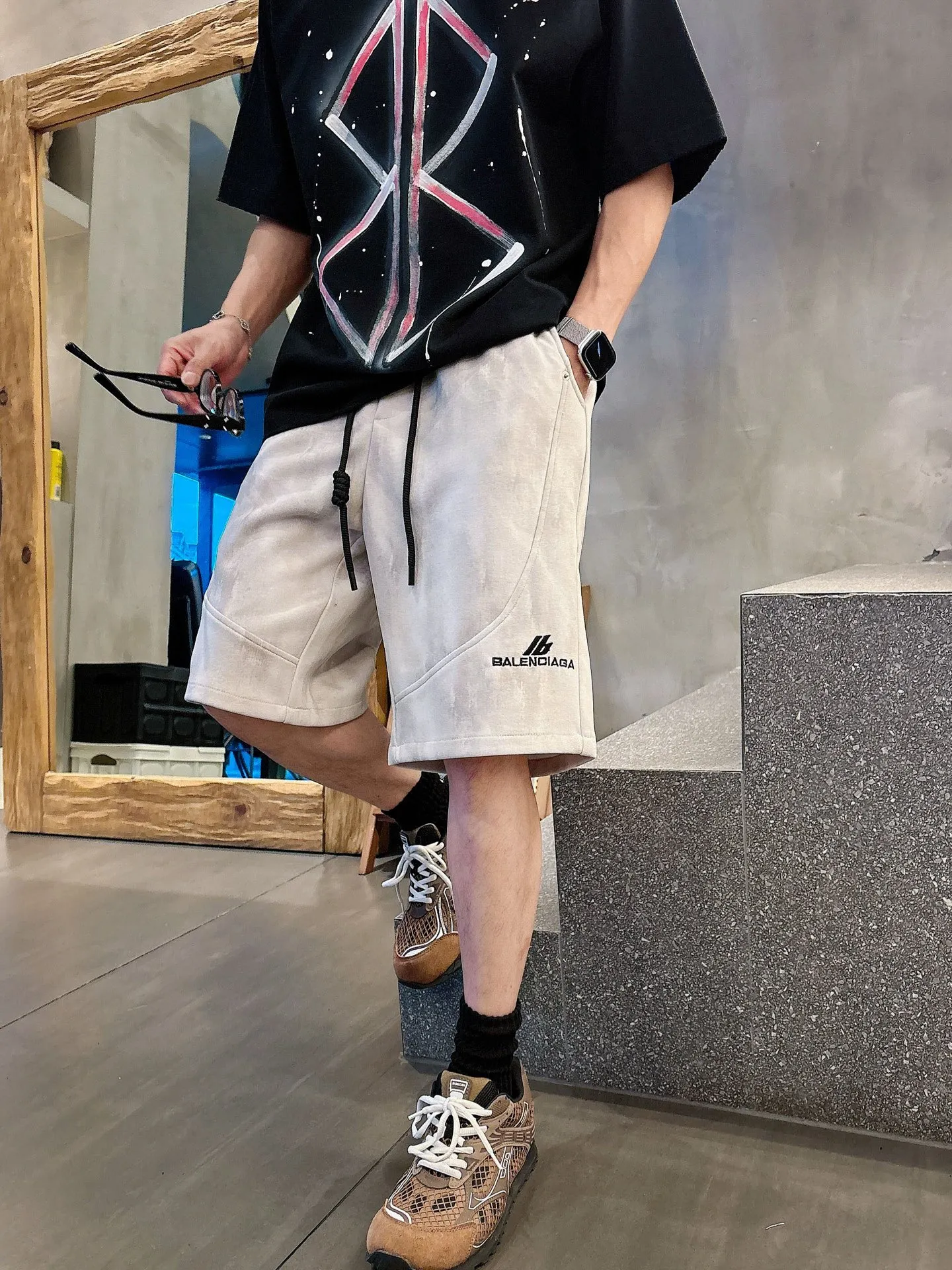 Balenciaga's three-standard complete 2026 summer New Arrival men's casual shorts, advanced custom-made Breathable fabric, Breathable fabric, extremely stretchy and comfortable, impeccable details, top-grade accessories, original logo design concept, delicate and soft feel! The upper body fit is awesome! Size: M-XXXL Please state your height and weight when ordering